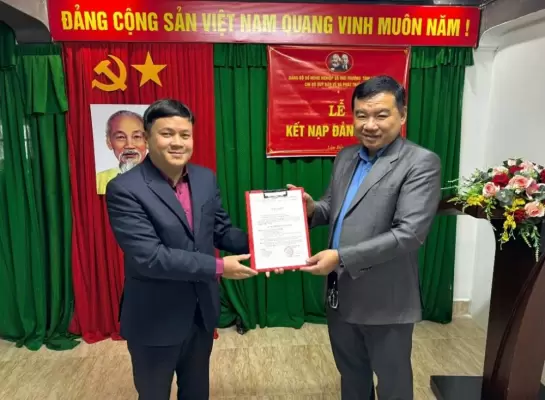 LỄ KẾT NẠP ĐẢNG VIÊN MỚI